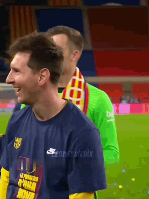 a man wearing a t-shirt that says la primera nina riva smiles