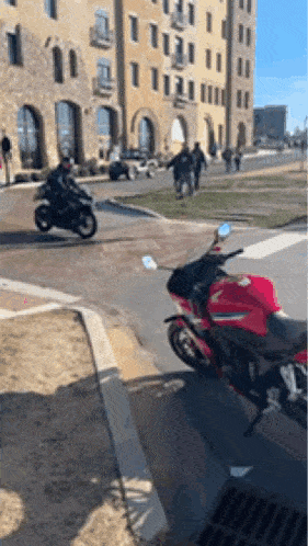 a motorcycle is parked on the side of the road in front of a building