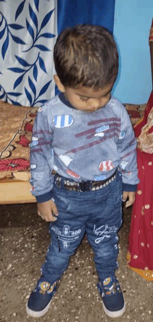 a young boy wearing a shirt that says td on it