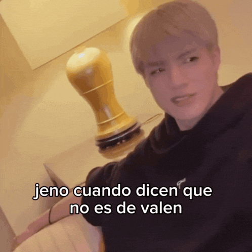 a man sitting on a couch with the words jeno cuando dicen que no es de valen