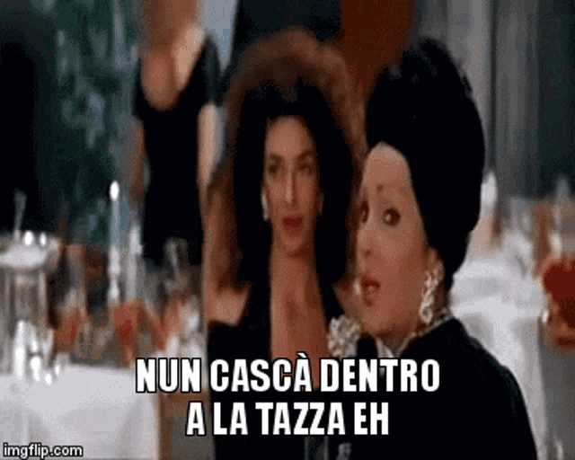 two women standing next to each other with nun casca dentro a la tazza eh
