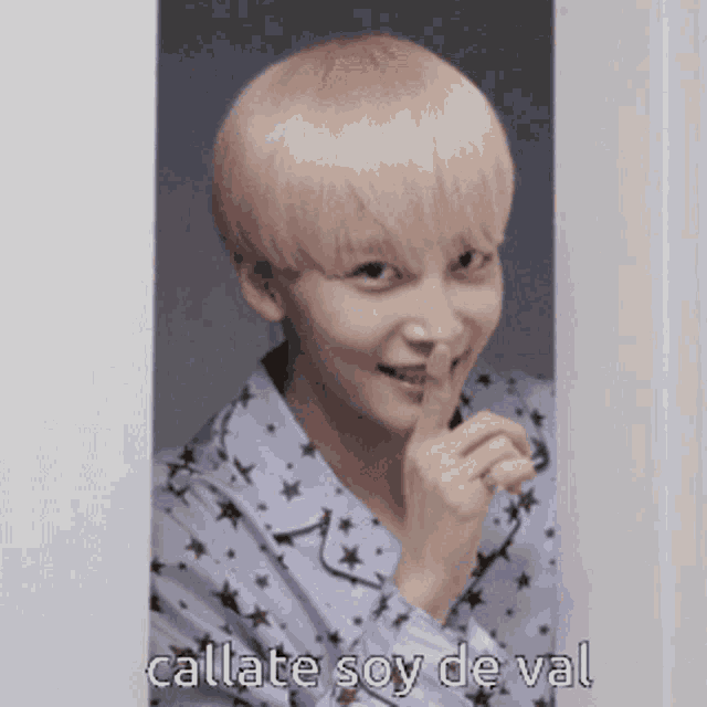a picture of a person with the words callate soy de val written below them
