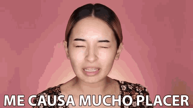 a woman with her eyes closed and the words me causa mucho placer written below her