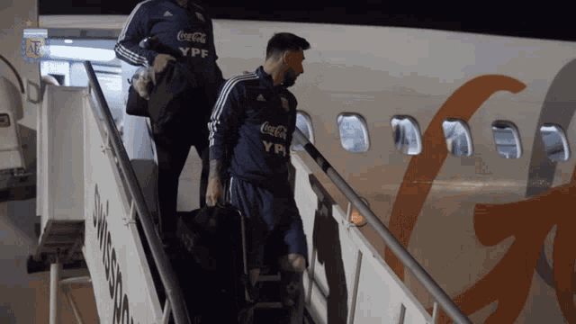 Bajando Del Avion Llegando GIF - Bajando Del Avion Llegando Lionel Messi GIFs