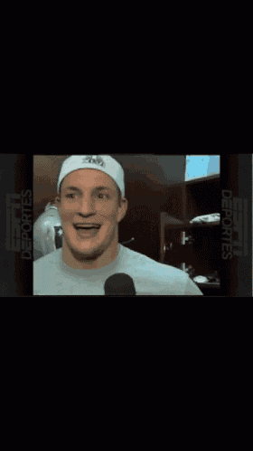 a man talking into a microphone with the words espn deportes in the corner
