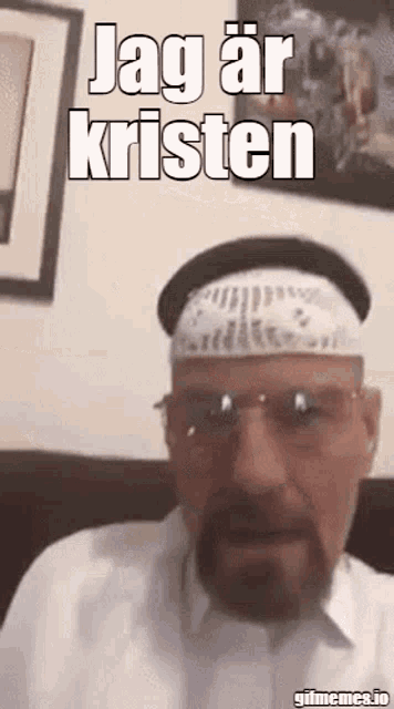 a man with a beard wearing a white hat and glasses says jag ar kristen