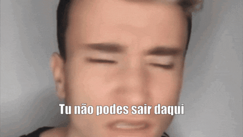 a close up of a man 's face with the words tu não podes sair daqui