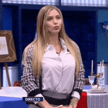 a woman stands in front of a sign that says directo on it