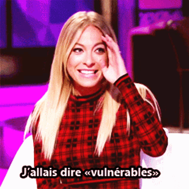 a woman in a plaid shirt says j'allais dire « vulnerables »
