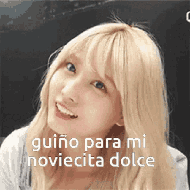 a woman with blonde hair is smiling with the words guino para mi noviecita dolce below her