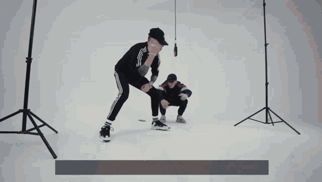 two men are squatting down in front of a white background and one of them says " он больше не наберет " on the bottom