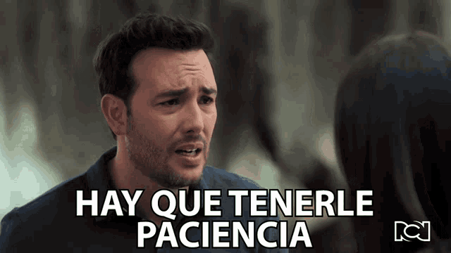 a man says hay que tenerle paciencia while looking at a woman