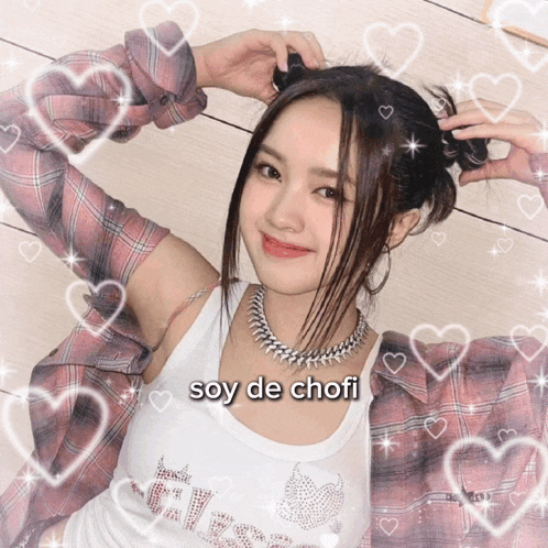 a girl in a plaid shirt is surrounded by hearts and the caption soy de chofi