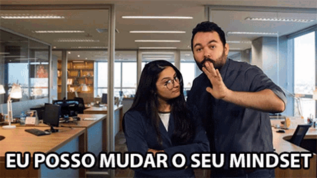 a man and a woman standing next to each other with the words eu posso mudar o seu mindset below them