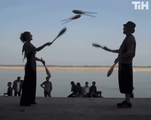 Performers Juggling GIF - Performers Juggling Show GIFs