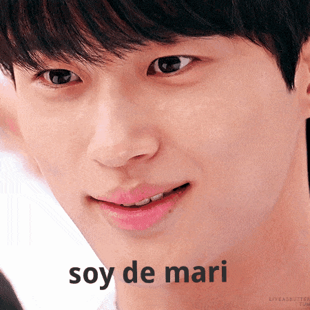 a close up of a young man 's face with the words soy de mari written on it