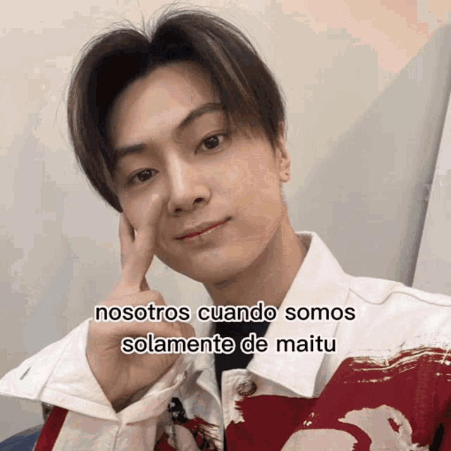 a young man in a red and white jacket with the caption nosotros cuando somos solamente de maitu on his face