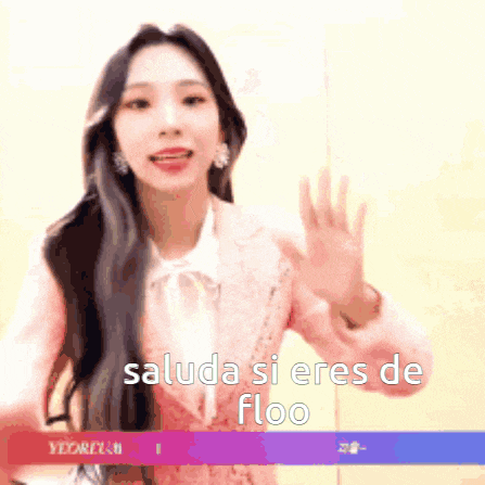 a woman in a pink jacket says saluda si eres de floo in spanish