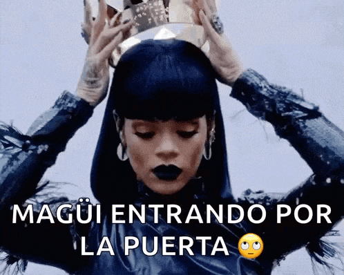 a woman holding a crown on her head with the words " magui entrando por la puerta " below her