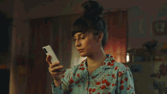 a cell phone displays a page that says molletes con chilaquiles on it