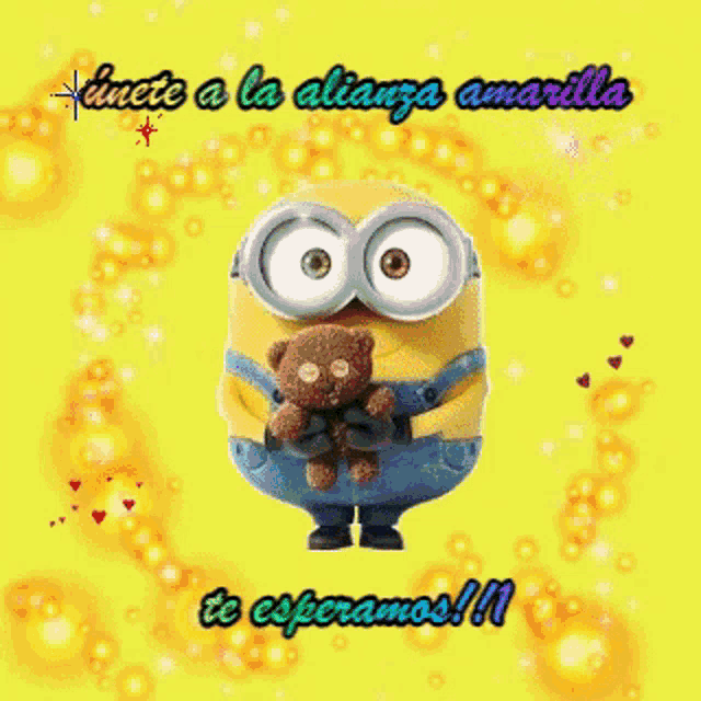 a picture of a minion holding a teddy bear with the words " te esperamos " below it
