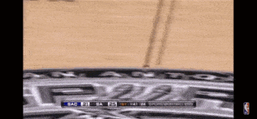 a basketball game is being played between the san antonio spurs and the miami heat