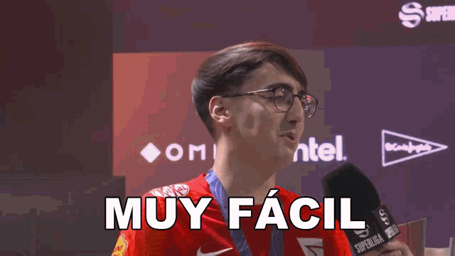 a man wearing glasses and a medal around his neck with the words muy facil written on it
