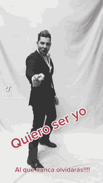 a black and white photo of a man in a suit with the caption quiero ser yo al que nunca olvidaras
