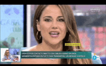 a woman appears on a television show with the words lyda esta en contacto directo con carlos lozano