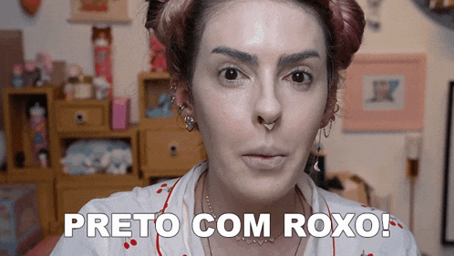 a woman says preto com roxo in a room