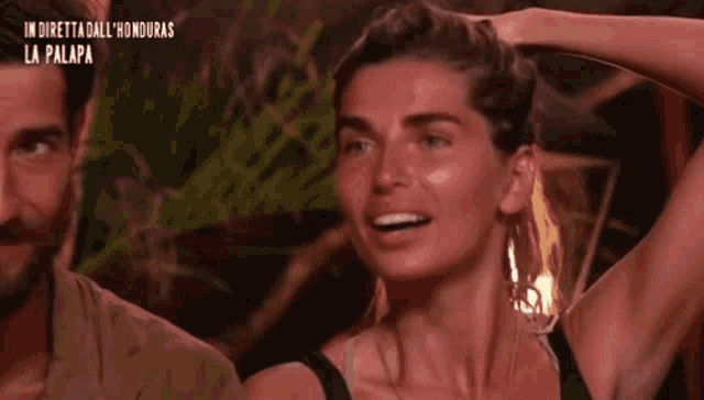 a woman in a black tank top is smiling with the words in diretta dall ' honduras la palapa on the bottom