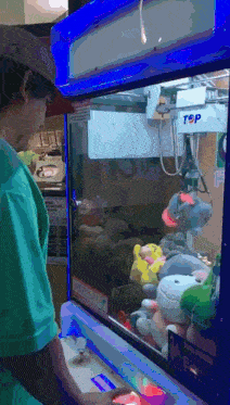 a man is playing a game with a machine that has the word top on it