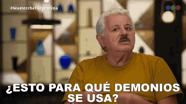 a man in a yellow shirt says esto para qué demonios se usa