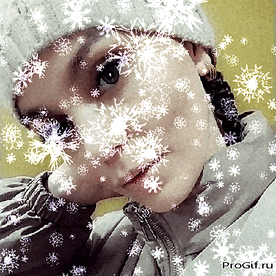 a woman 's face is surrounded by snowflakes and the website progif.ru can be seen below her