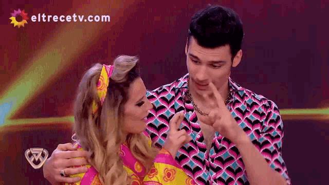 a man and a woman on a television show with eltrecetv.com written on the bottom
