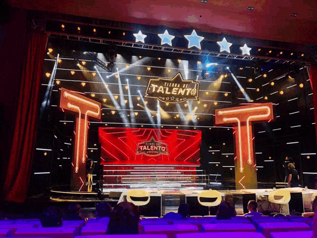a stage with the word talento on it