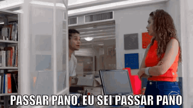 a man and a woman are standing in front of a computer with the words passar pano eu sei passar pano above them