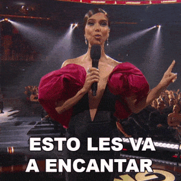 a woman speaking into a microphone with the words esto les va a encantar in white letters