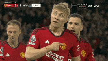 a soccer player wearing a red jersey that says teamviewer on it