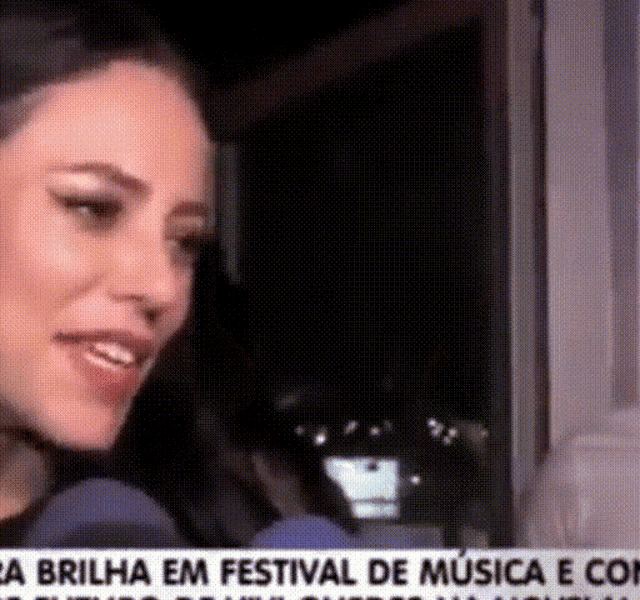 a close up of a woman 's face with the words festival de musica e con written on the bottom .