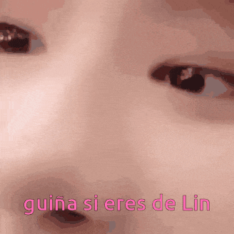 a close up of a person 's eyes with the words guina si eres de lin written below them