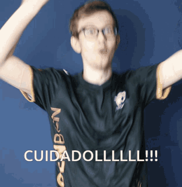 a man wearing glasses and a shirt that says cuidadolll