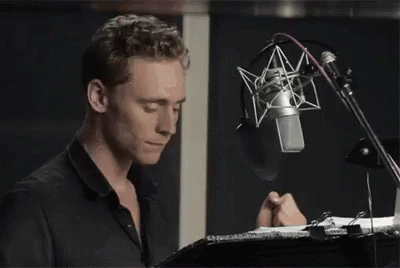 Tom Hiddleston GIF - Tom Hiddleston Approves GIFs