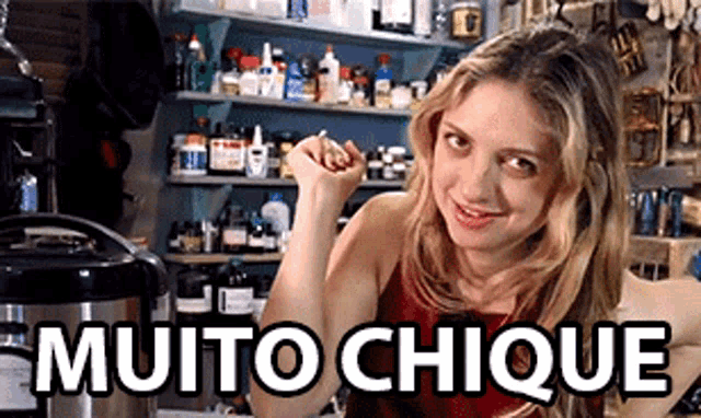 a woman with a fist in the air and the words muito chique written below her