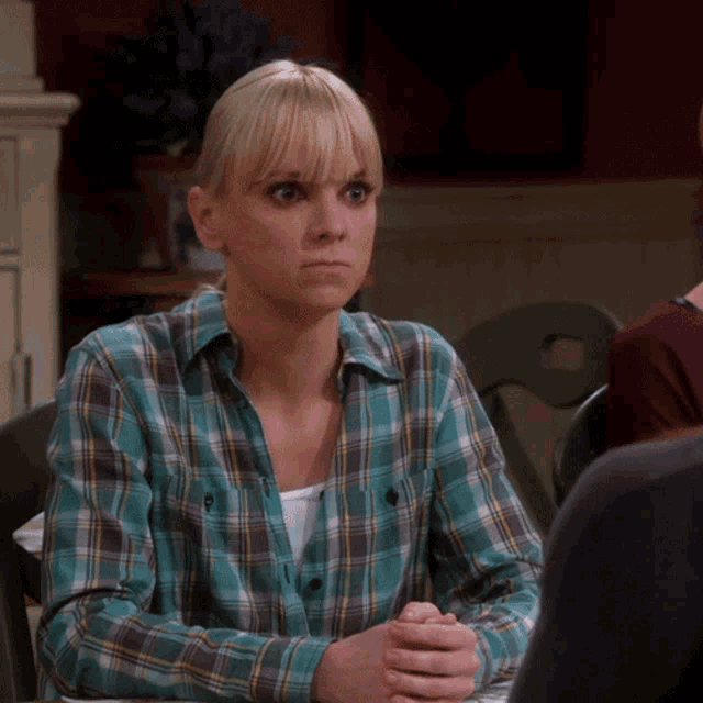 Throw Fake Cup Of Water Christy GIF - Throw Fake Cup Of Water Christy Anna Faris GIFs