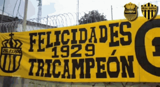 a yellow sign that says felicidades 1929 tricampeon on it