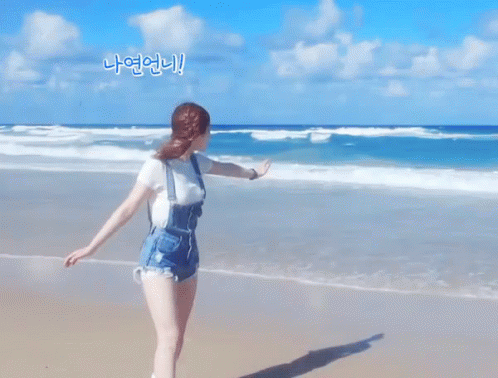 다현 나연 바다 바닷가 해변 해변가 파도 모래사장 백사장 트와이스 GIF - Dahyun Nayeon Beach GIFs