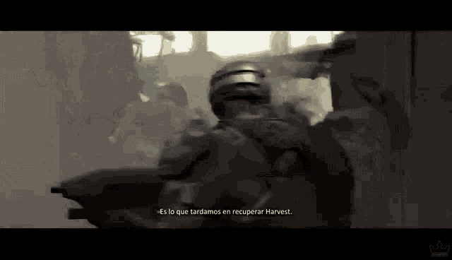 a soldier is holding a gun in a video game and says `` es lo que tardamos en recuperar harvest '' .