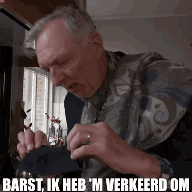 a man in a floral shirt says barst ik heb m verkeerd om