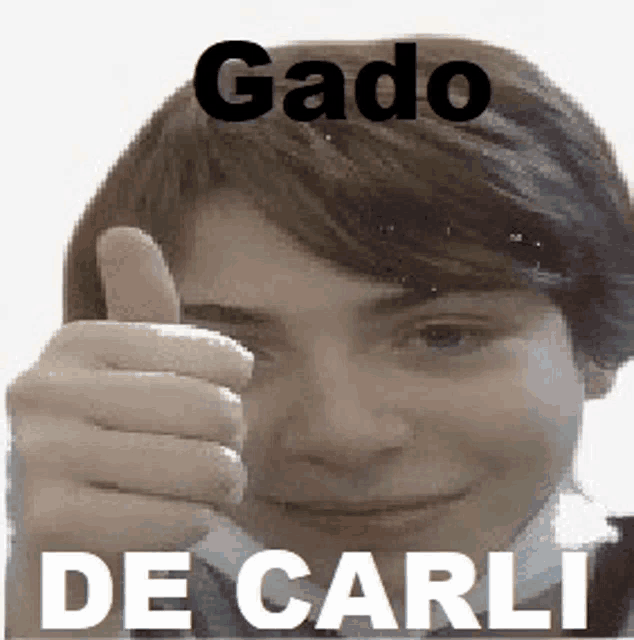 a person is giving a thumbs up with the words gado de carli behind them